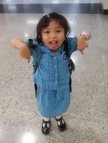 夜听9岁中国小萝莉谭芷昀直通美国达人秀总决赛一开口就震惊全世界