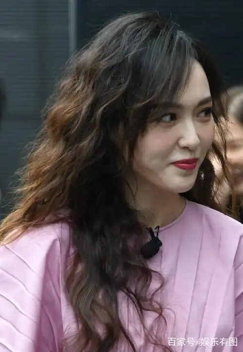 唐嫣复古卷发宛如上世纪香港女星,穿着宽松"竹竿腿"轮廓很清晰
