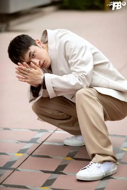 牛超裸色西装时尚写真图片