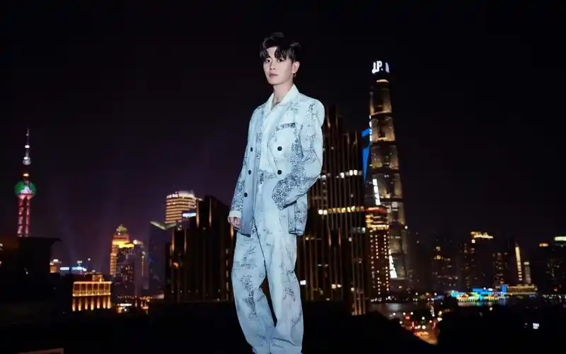 任嘉伦seeya东方卫视跨年晚会舞台首唱