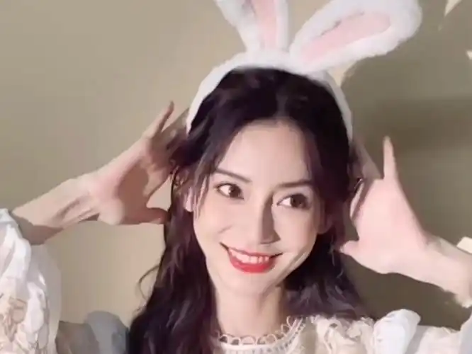 杨颖温柔感兔耳朵造型