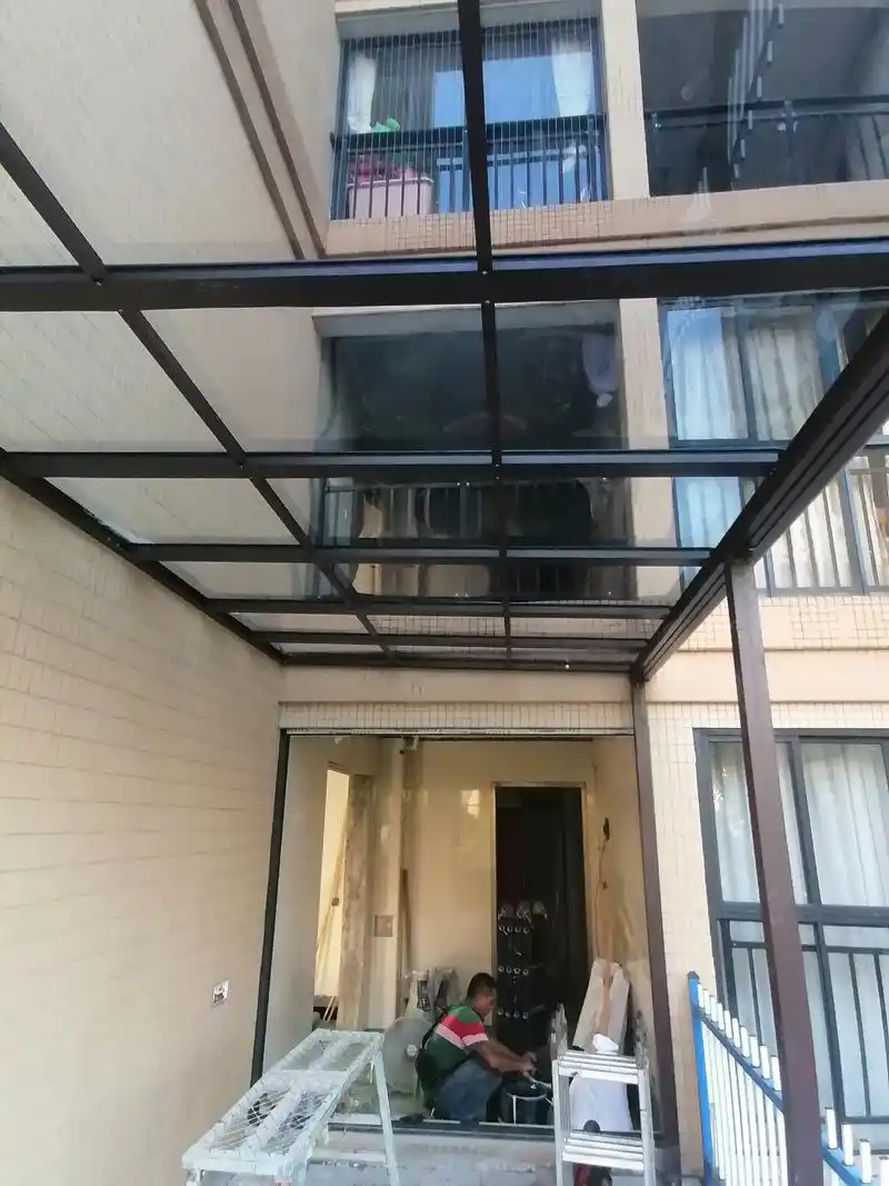 当下雨棚有彩铁皮雨棚,彩钢瓦雨棚,玻璃 - 抖音