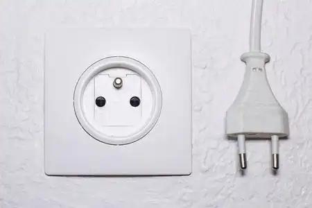 墙上的插座和插头照片