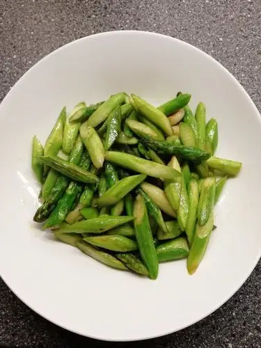 selina爱烘焙做的清炒芦笋