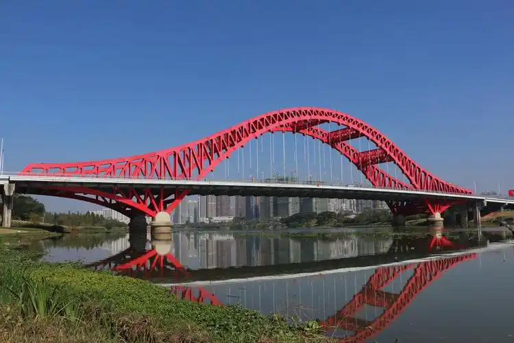 横跨赣州新城区章江上的新世纪大桥是一座以红色为主色调的大桥结构