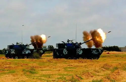 图为演练现场海军陆战队plz07b两栖自行榴弹炮火力全开