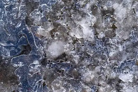 车身磨砂银色冰表面的抽象纹理照片