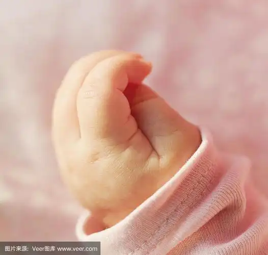 可爱的小婴儿手的特写.有选择性的重点.粉红色的背景.有选择性的重点.