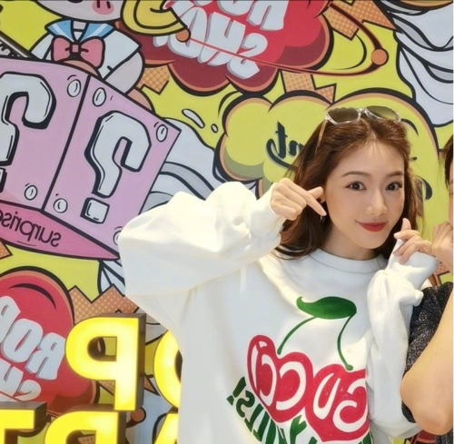 原创邓家佳把名族风衣服穿得如此诗情画意白色外套搭配紧身裤自然美丽