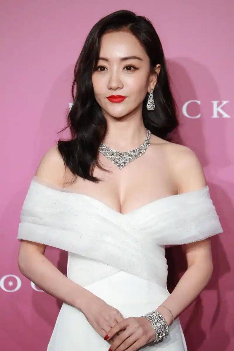 杨蓉宝格丽活动现场 这套造型跟李小冉那套比不分伯仲[偷笑]