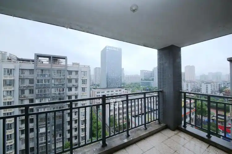 长房东郡(华城广场) 3室2厅1卫 155.0万