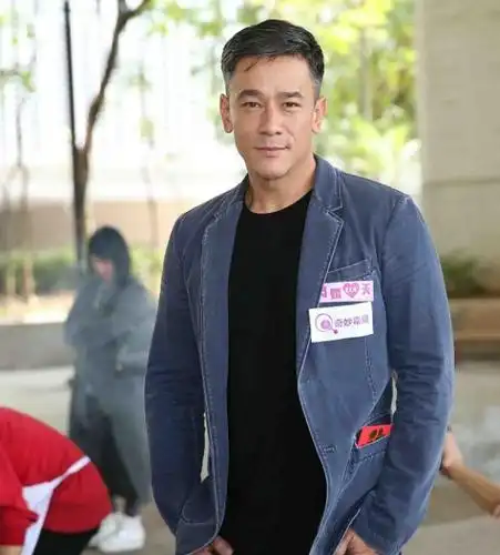 日前,吴耀汉出席活动公开谈及该问题,并怒怼拜金亲家:「佢哋等紧我个