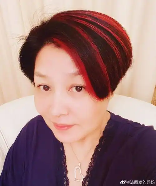 李咏老婆哈文52岁哈文染大红发过年为李咏守孝27个月拒绝再嫁