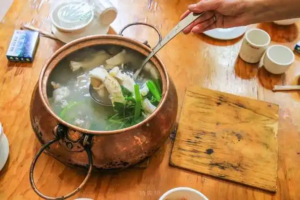 小鱼虾做成油炸饼粑粑,米线一人一锅,云南抚仙湖旅行美食推荐