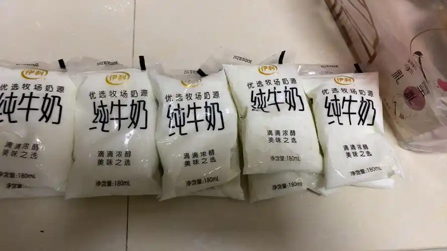 伊利小白袋纯牛奶袋装180ml x10袋 网红透明袋早餐奶新鲜日期纯奶 非