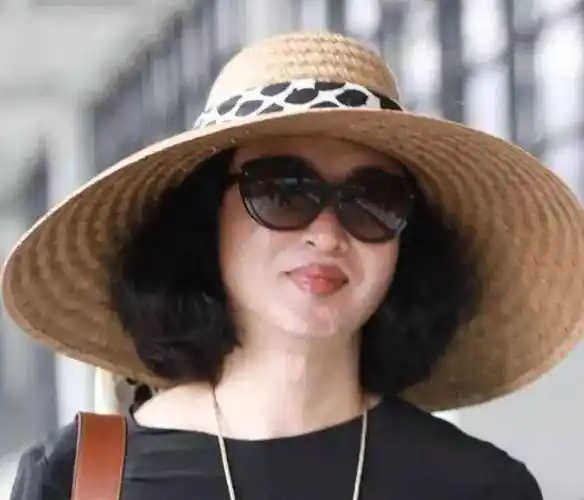 原创51岁金星近照曝光,因要活得久些开始停药,现喉结凸出显男性化!