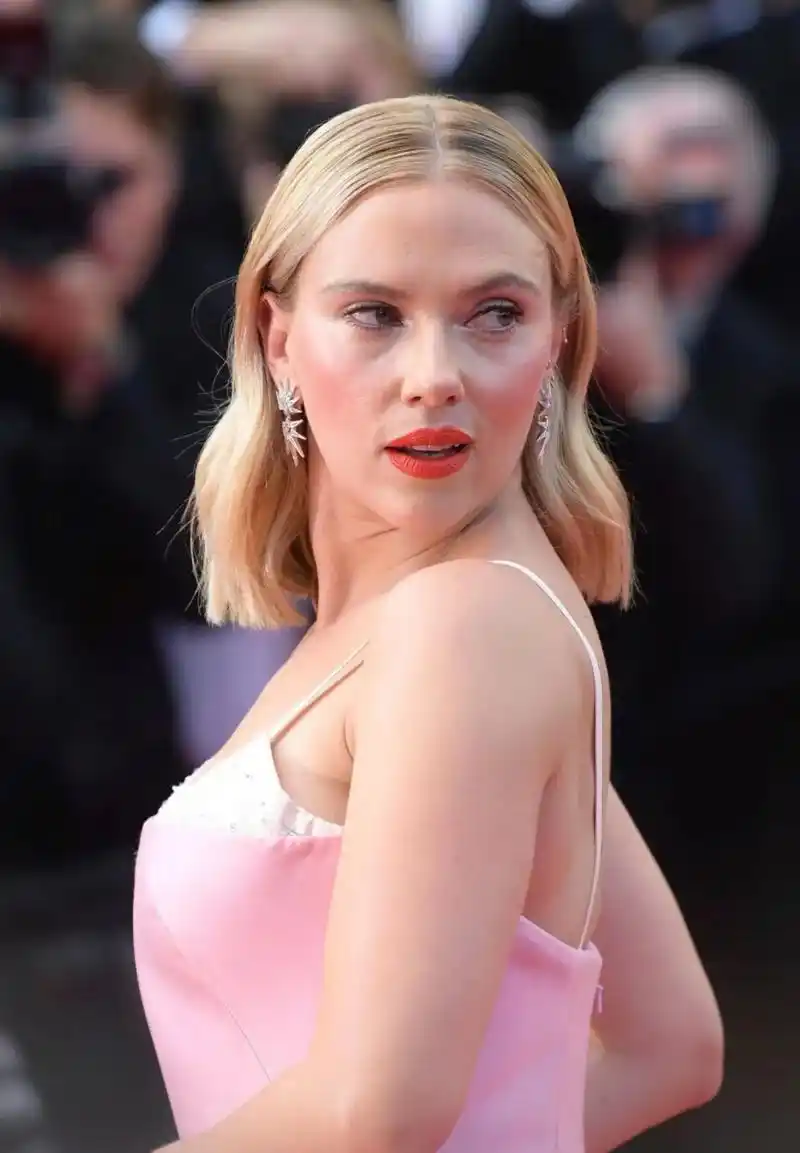 爆款练习生# "寡姐"斯嘉丽·约翰逊,身穿吊带礼服,曲线凹凸,丰腴性感