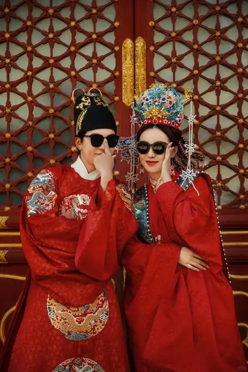 俊男靓女王蔷晒结婚照凤冠霞帔锦衣华裳