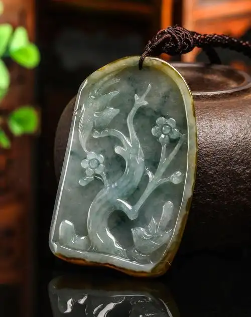 东方翡翠珠宝专场大师雕刻灵动飘花喜上眉梢天然翡翠挂件(附国检证书)