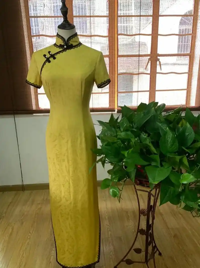 黄色花罗旗袍采用了蕾丝滚边加上珍珠盘扣,鹅黄色和黑 - 抖音