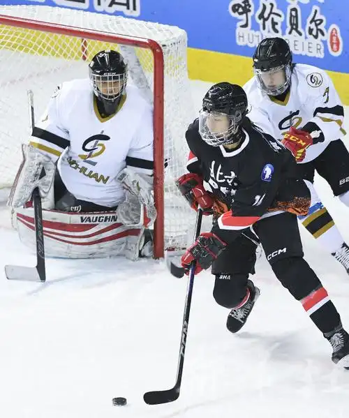十四冬冰球青年男子组北京队提前晋级半决赛