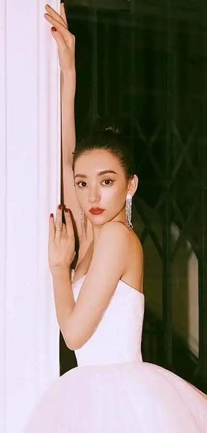 "天王嫂方媛性感穿搭:黑色内衣搭豹纹外套,展现新高度