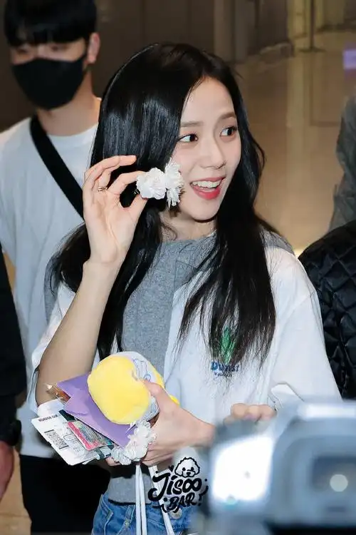 近日,韩国女子演唱团体blackpink成员金智秀的最新单曲《flower》mv