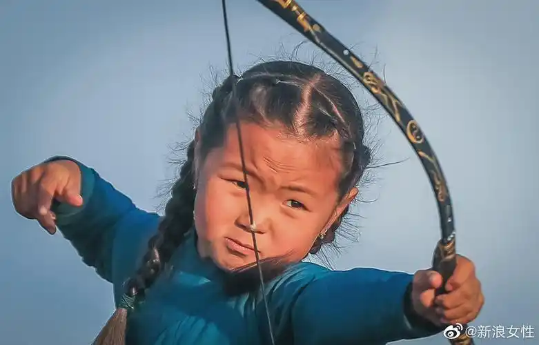 马背上的小女孩一脸坚韧,目光如炬,紧盯猎物……__财经头条