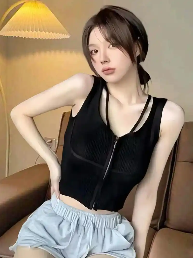 时尚百搭的吊带背心上衣!简约的小吊带很有设计感,版型不错,面 - 抖音