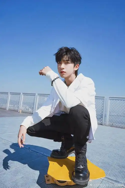 贺峻霖九宫格写真图小贺提前半年的九宫格都发出来啦