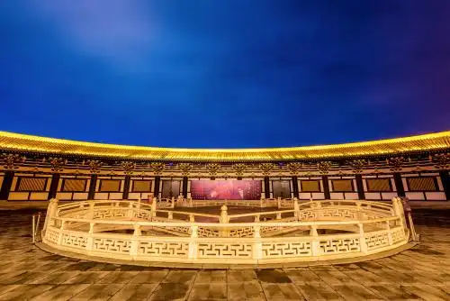 中国湖北襄阳唐城影视基地夜景风光