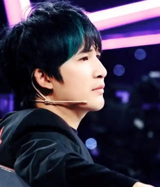 地主家的傻儿子出门,大张伟这一身简直了,笑起来不能再"憨厚"