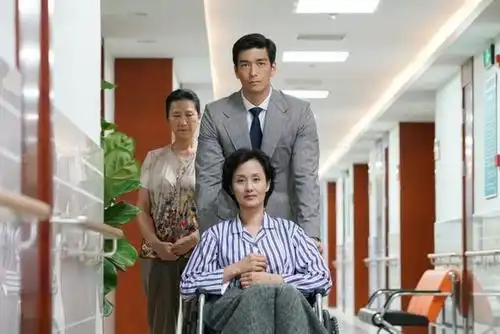 张翰的妈妈现已51岁魅力不输当年比赵雅芝和温碧霞美