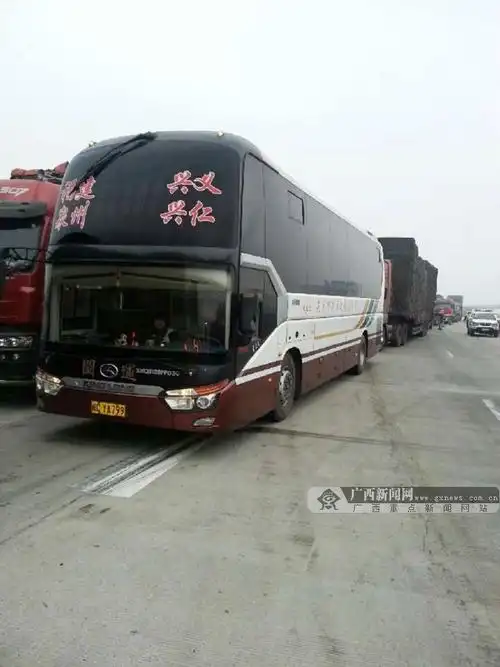 高清:南宁绕城高速一运蕉货车爆胎起火(8/8)