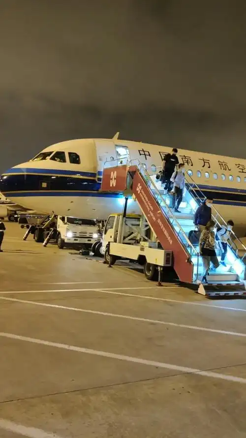 凌晨一点半的深圳机场