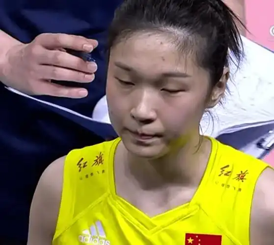 对比鲜明女排赛后上了俩热搜林莉一失误就被换下和王梦洁躲球