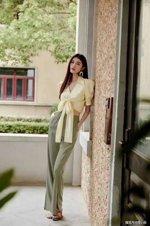 超模何穗拥有人人都向往的完美身材,透视的面料体现出性感曲线-爱读书