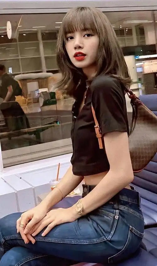 lisa不同的发型展现出一样的魅力|lisa|短发|麻花辫|减龄|双马尾_网易