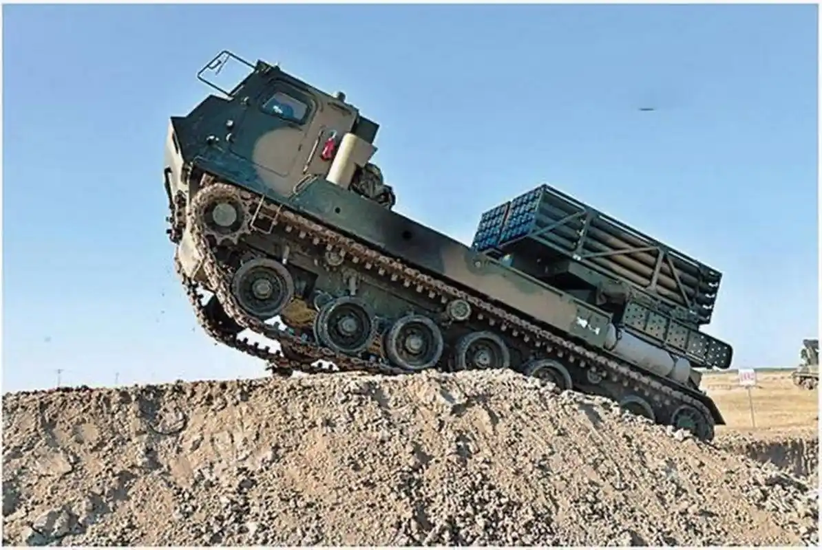 在炮兵营下辖一个火箭炮连,装备有9门phl-11式122mm火箭炮