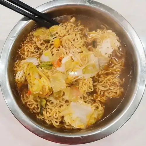 午饭,康师傅大包泡面一大碗.加了白菜,鸡蛋