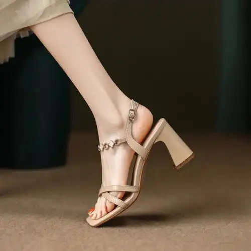 夏季粗跟真皮凉鞋