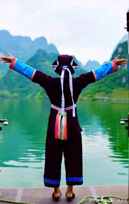 百色旅拍丨蓝靛瑶阿妹在浩坤湖畔欢迎您来游湖观赏!