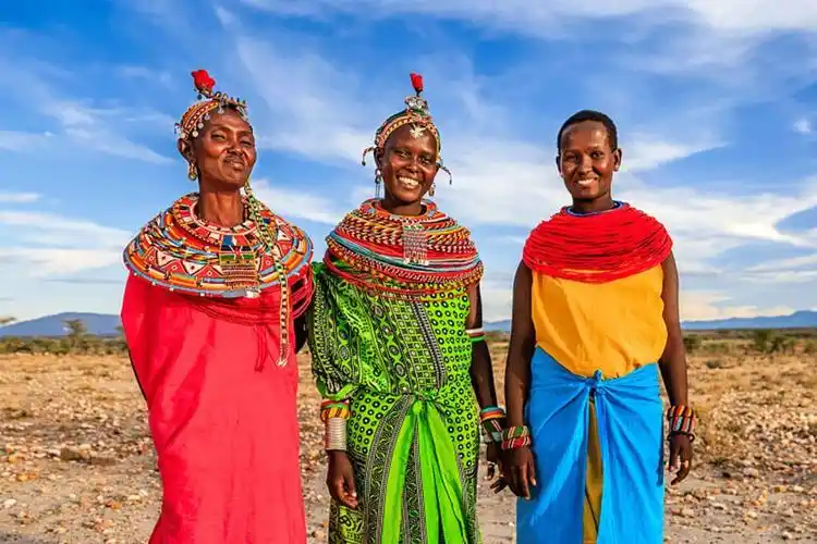 说现在所谓的"非洲面料"都是在荷兰生产的,她不想用这些,她向非洲土著