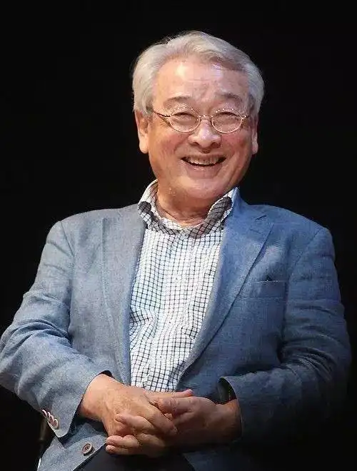 搞笑一家人中爷爷年轻时的照片好不容易找到的比张东健帅