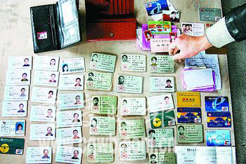 本报讯渝中区朝天门某大厦工程部维修工刘宏,一周内捡拾65张身份证和