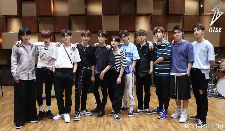 [#r1se成团满月# r1se丨你们是赤乘的十二]r1se男团官方粉丝名: 十二.