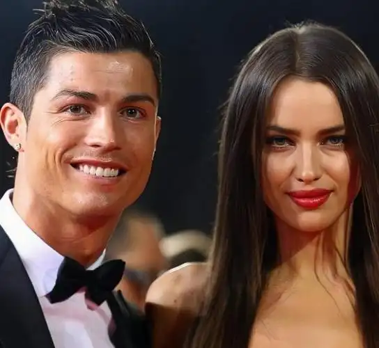 近乎赤身!伊莲娜两条布带裹胸,37岁身材仍迷人,和c罗遗憾半生