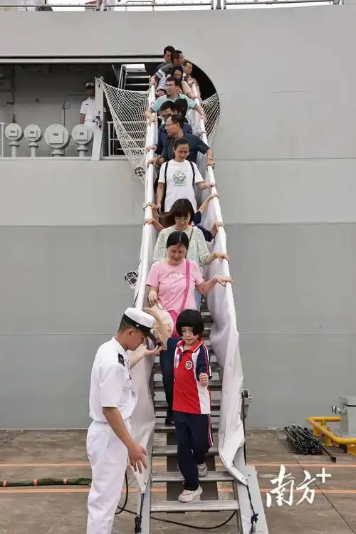 海军成立75周年舰艇开放日,九旬老兵频频向军舰敬礼