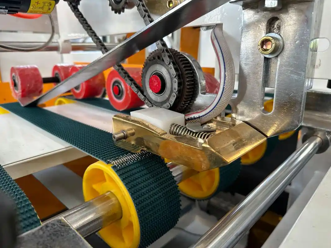 半自动粘箱机,新机现货.提高生产效率,产品成型质量好!