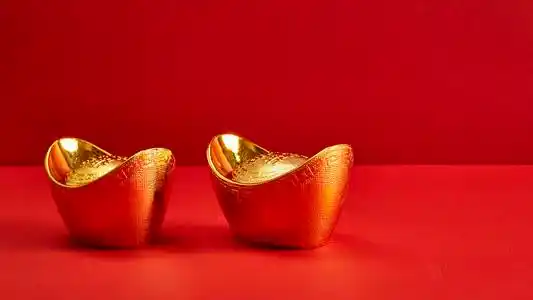 红色背景上的金元宝图片